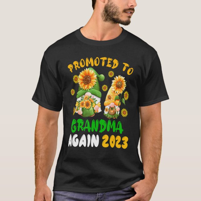 Camiseta Promoted To Grandma Again 2023 Two Floral Gnomes P (Frente)