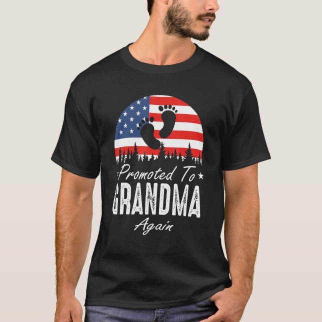 Camiseta Promoted To Grandma Again 2024 US Flag Father's Da (Frente)