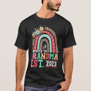 Camiseta Promoted To Grandma Est 2023 Leopard Rainbow Mothe
