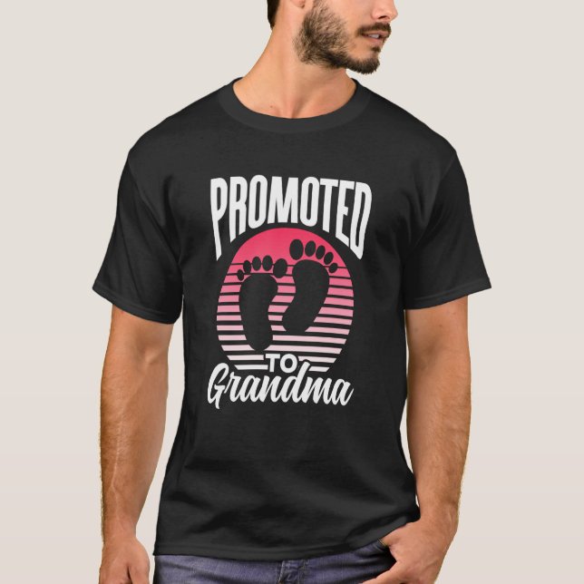 Camiseta Promoted To Grandma Pregnant First Time Grandparen (Frente)