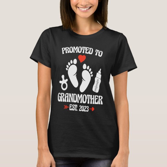 Camiseta Promoted To Grandmother 2023 First Time New Grandm (Frente)