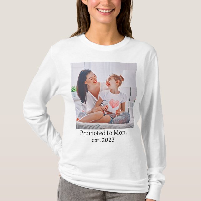 Camiseta promoted to Mom est.2023  Photo art (Frente)