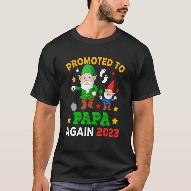 Camiseta Promoted To Papa Again 2023 Two Funny Gnomes Pregn (Frente)
