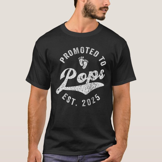 Camiseta Promoted to Pops Est 2025 Firstime Grandpa friends (Frente)