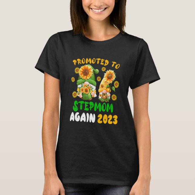 Camiseta Promoted To Stepmom Again 2023 Two Floral Gnomes P (Frente)
