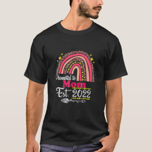Camiseta Promovido À Mãe Est. 2022 Pink Leopard Rainbow Mot