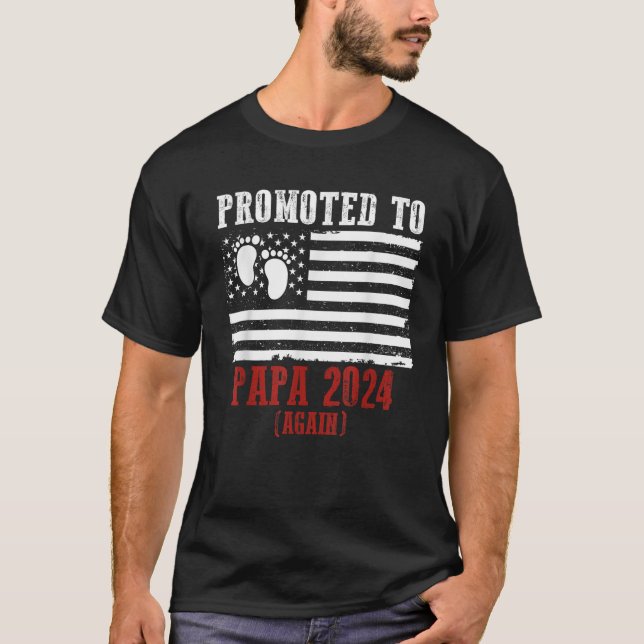 Camiseta Promovido a Papa 2024 Novamente Baby Reveal USA Am (Frente)