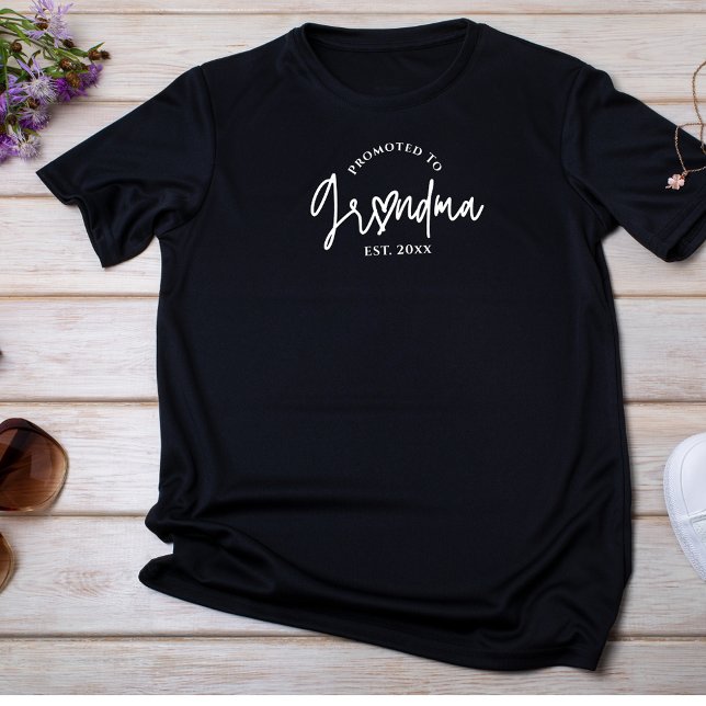 Camiseta Promovido à Vovó Script Heart Black T-Shirt (Promoted to Grandma Script Heart Black T-Shirt
)