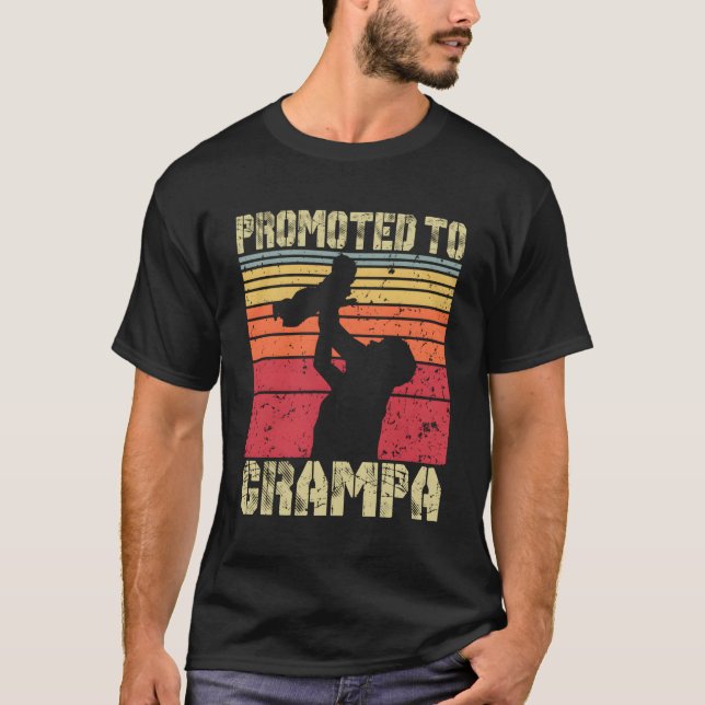 Camiseta Promovido Ao Dia de os pais Grampa Est2023 Em Brev (Frente)