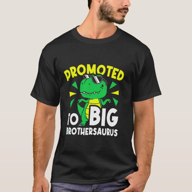 Camiseta PROMOVIDO AO Grande Dinossauro Irmão Grande, IRMÃO (Frente)