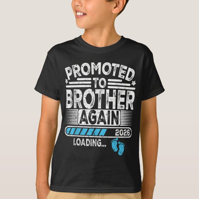 Camiseta Promovido Ao Irmão De Novo. 2026 Carregando Engraç (Frente)