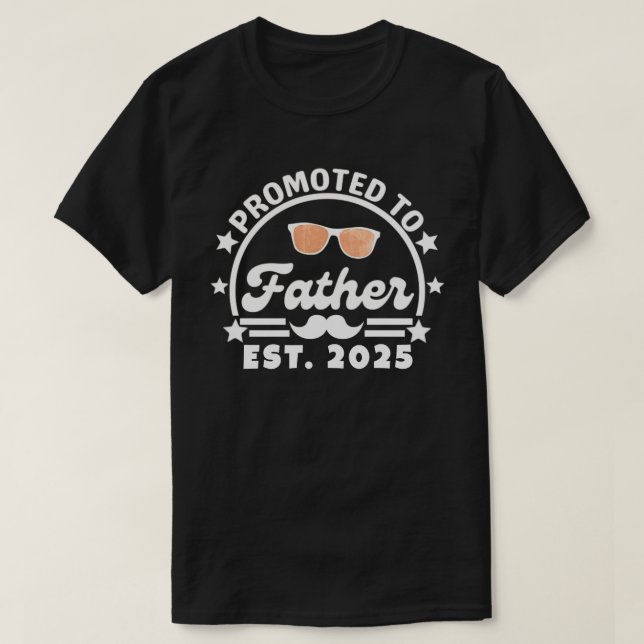 Camiseta Promovido ao Padre Est. 2025 - Novo papai (Frente do Design)