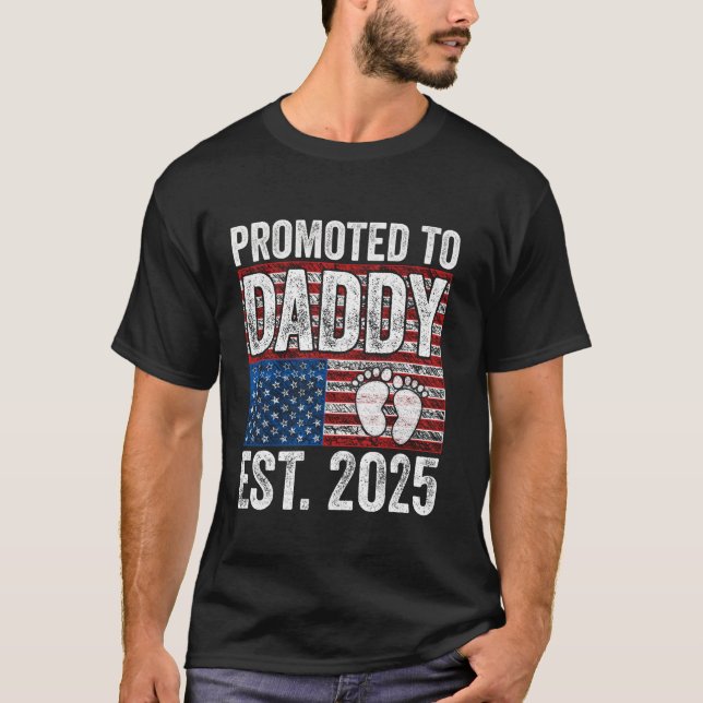 Camiseta Promovido ao Pai Est 2025 USA Flag American Fathe (Frente)