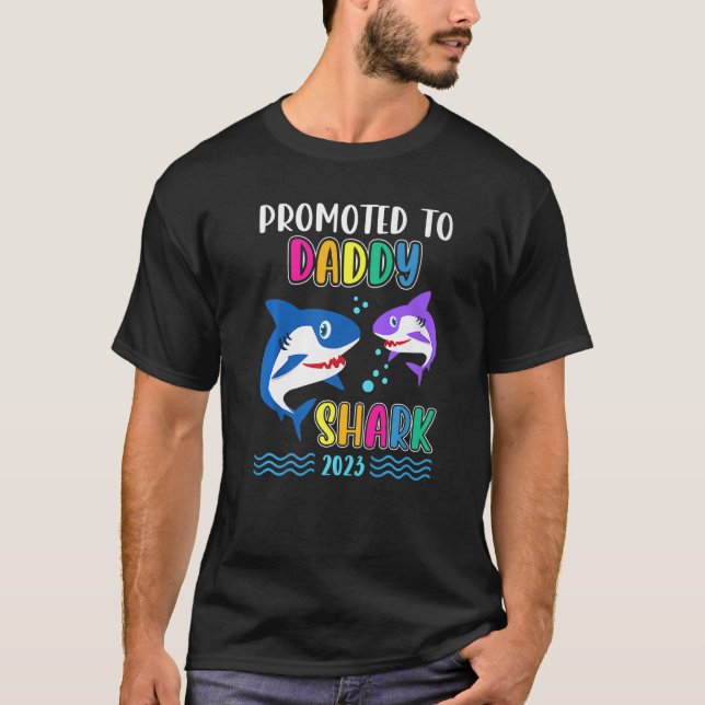 Camiseta Promovido ao Pai Shark 2023 First Time Pai Preg (Frente)
