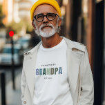 Camiseta Promovido ao vovô EST 2025 | Novo Avô<br><div class="desc">Celebre o momento em que ele se torna um vovô com esta camiseta macia "Promoted to Grandpa EST 2025". Perfeito para a gravidez revela, chás de fraldas anunciados, ou surpresas do Dia do Pai, esta confortável apresenta uma design moderna neutra em termos de gênero que é sutil e significativa. Disponível...</div>