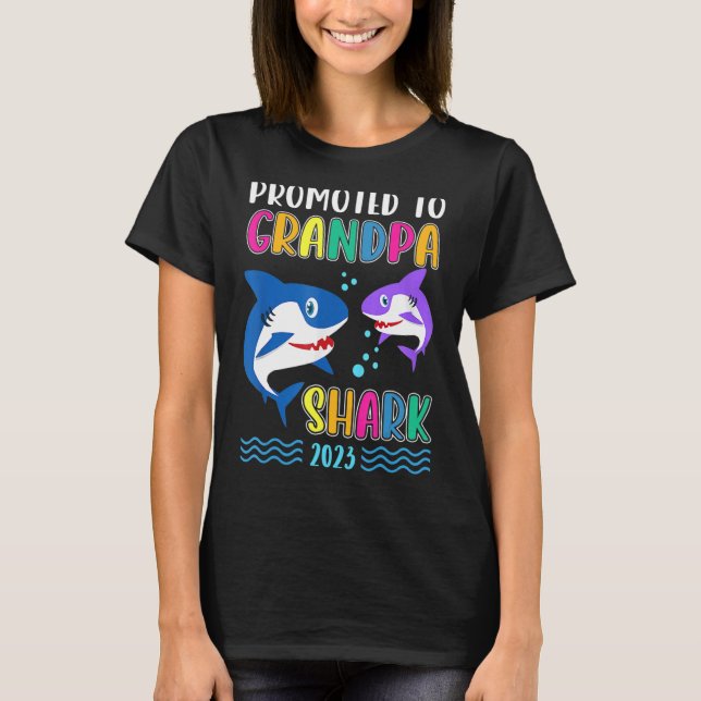 Camiseta Promovido ao vovô Shark 2023 Vovô pela primeira ve (Frente)