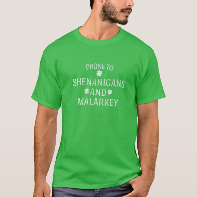 Camiseta Prone To Shenanigans And Malarkey Funny Irish Prid (Frente)