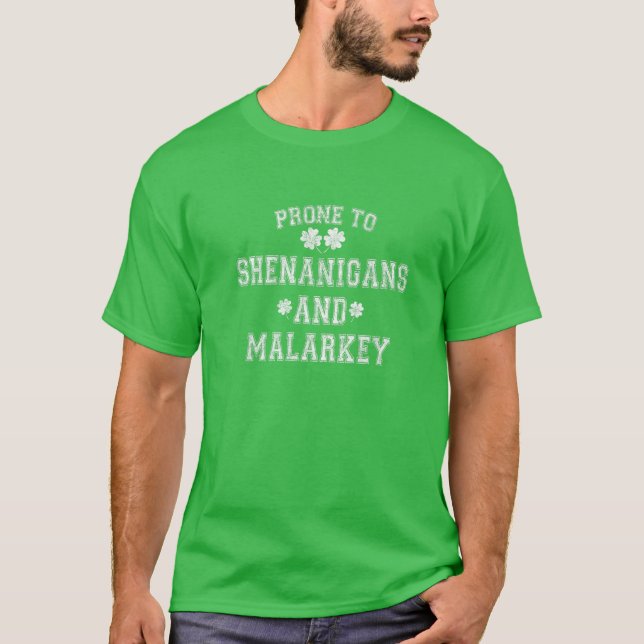 Camiseta Prone To Shenanigans And Malarkey Funny Irish Prid (Frente)