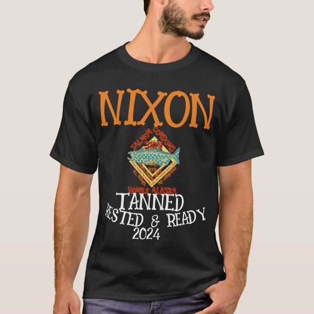 Camiseta Pronta e aninhado em Tanning NIXON 2024 Presidente (Frente)