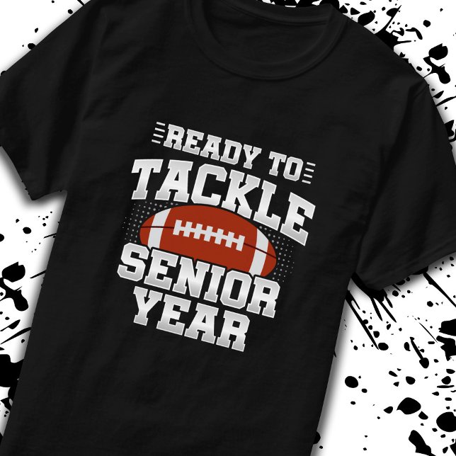 Camiseta Pronto para enfrentar o ano do Mais velho - Mais v (Gear up and get ready to tackle your senior year of school with our unbeatable t-shirt! -Teemixer)