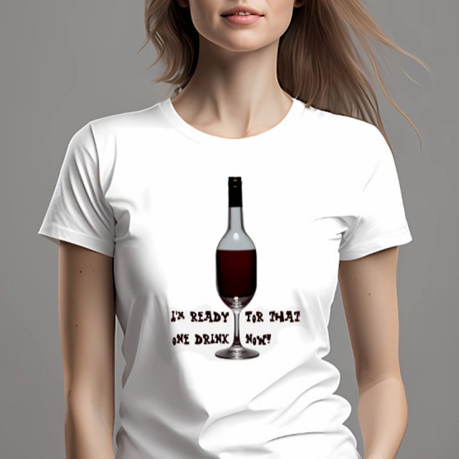 Camiseta Pronto Para Uma Bebida (T-shirt with wine bottle and glass on female model)