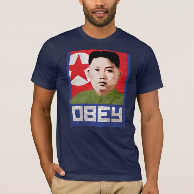 Camiseta Propaganda do Un de Kim Jong - OBEDEÇA - (Frente)