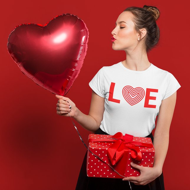 Camiseta Proposta de Surpresa (Girl preparing for a lovely surprise)