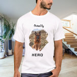 Camiseta Propriedade da foto de cão<br><div class="desc">Para uma t-shirt branca/clara. Texto preto. Para um amante de cachorro! Personalize e adicione uma foto do seu cachorro. Texto: Detido por   nome do cão.</div>