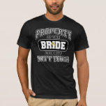 Camiseta Propriedade da noiva<br><div class="desc">A rotulação do estilo do time do colégio da escola para o noivo do newlywed ou noivo-à-está solteiro. A propriedade da noiva, olhar mas não toca di-la toda! Uma aliança de casamento descansa no t-shirt perfeito da letra i. ou no outro produto do presente para o despedida de solteiro ou...</div>