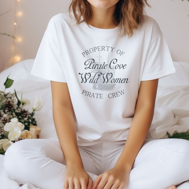 Camiseta Propriedade da Pirate Cove Wild Women Pirate Crew (Criador carregado)