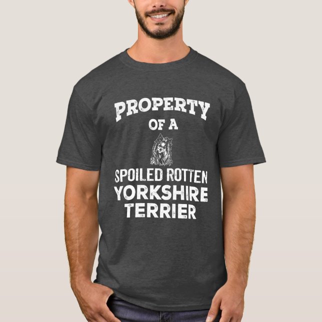 Camiseta Propriedade de um cão terrier podre de yorkshire (Frente)