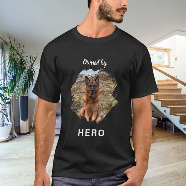 Camiseta Propriedade de uma foto de cachorro preto divertid (Criador carregado)