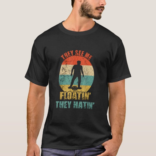 Camiseta Proprietário De Skateboard Elétrico Retro Eles Me  (Frente)