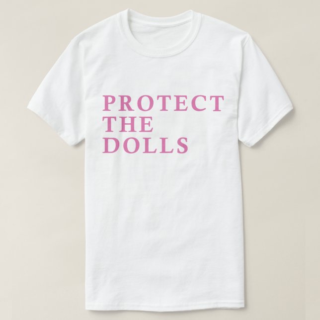 Camiseta Protect the Dolls – Apoio Ousado para Tra (Frente do Design)