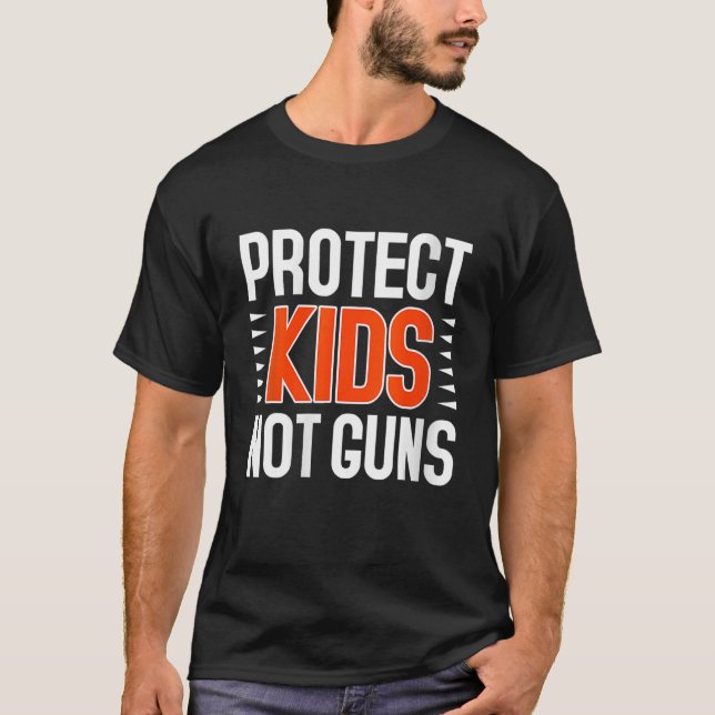 Camiseta Proteja Crianças Não Armas O Suficiente Para Vesti (Frente)