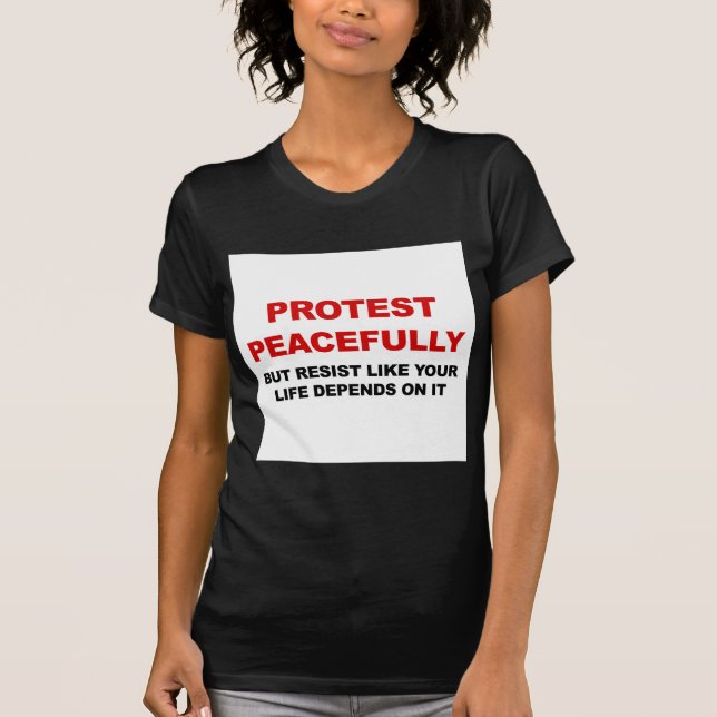 Camiseta Protesto pacificamente, mas resiste (Frente)