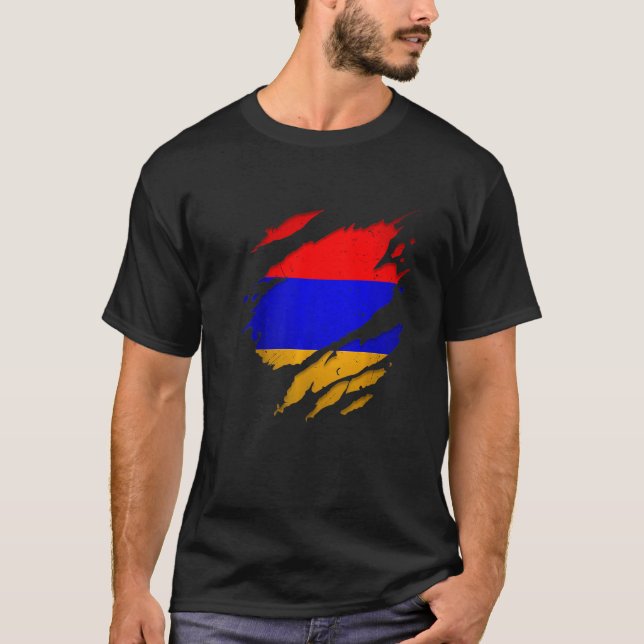 Camiseta Proud Armenian  Torn Ripped Armenia Flag (Frente)