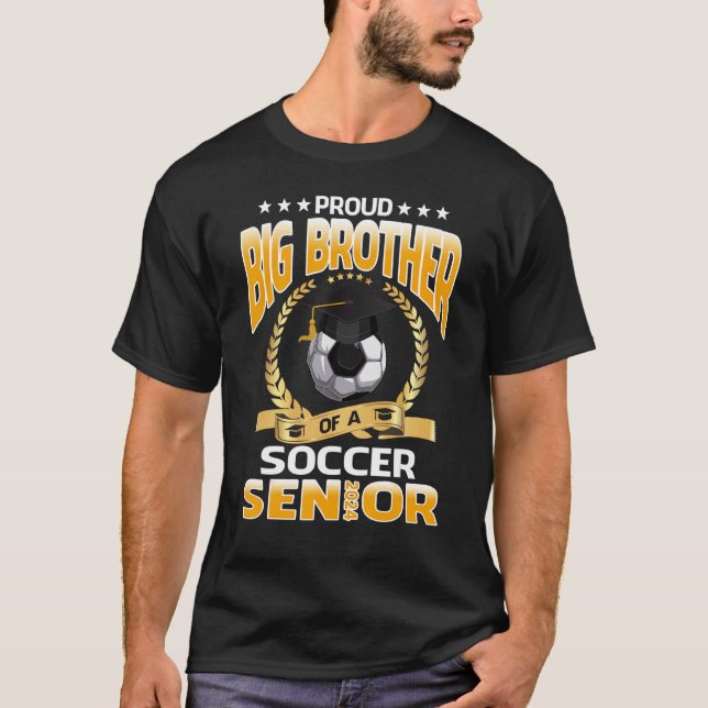 Camiseta Proud Big Brother Of A Soccer Senior 2024 Graduati (Frente)