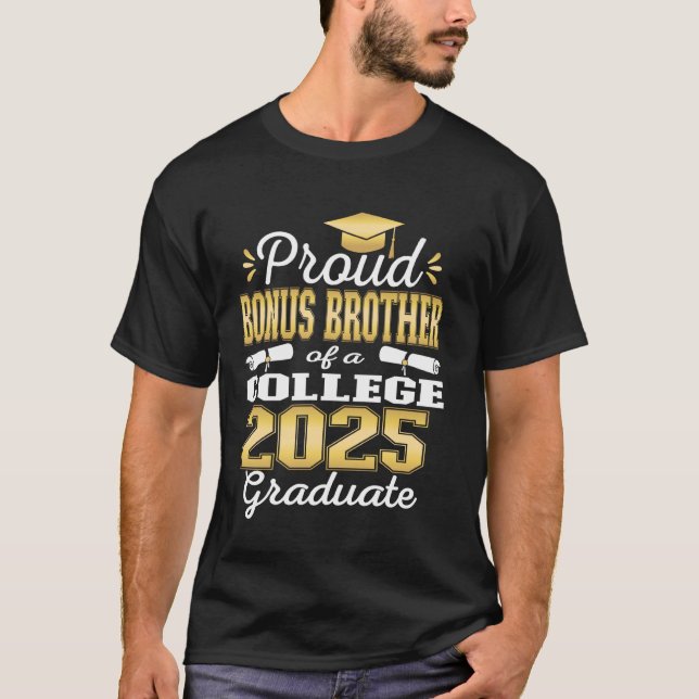 Camiseta Proud Bonus Brother of 2025 College Graduate Famil (Frente)
