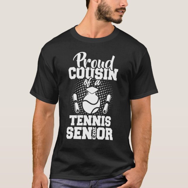 Camiseta Proud Cousin Of A Tennis Senior 2023 Graduation Da (Frente)
