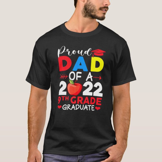Camiseta Proud Dad Class Of 2022 Phd 9th Grade Graduate Doc (Frente)
