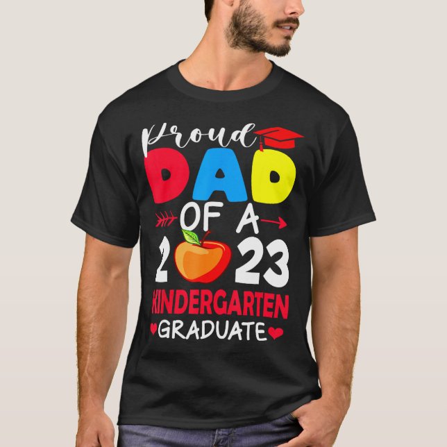 Camiseta Proud Dad Of 2023 Kindergarten Graduation Father s (Frente)