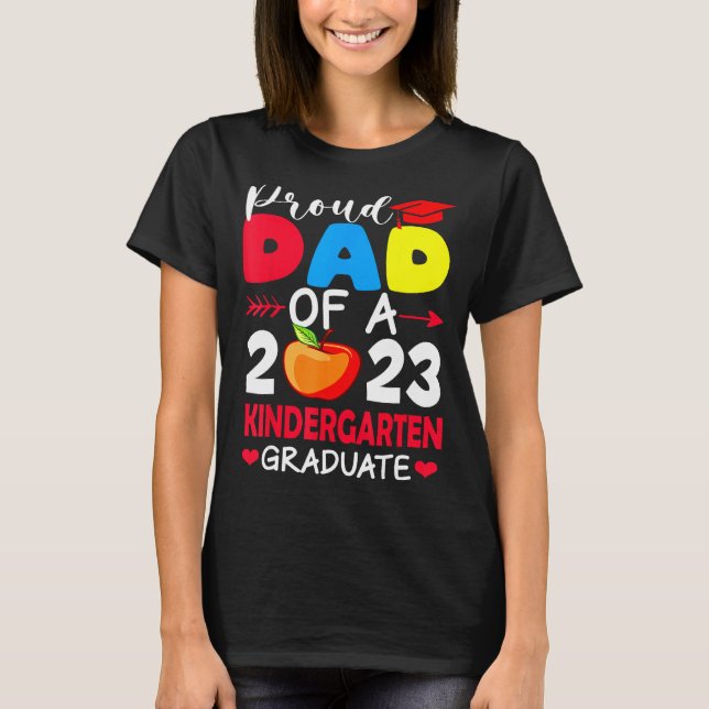 Camiseta Proud Dad Of 2023 Kindergarten Graduation Father s (Frente)