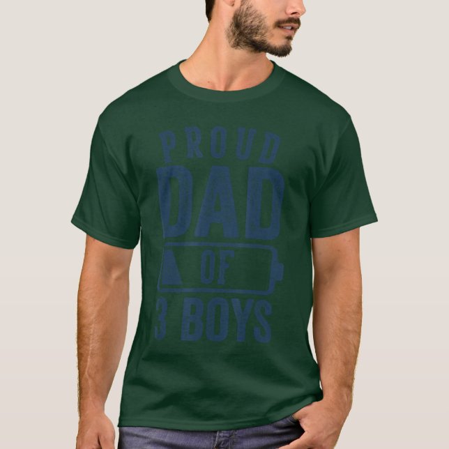 Camiseta Proud Dad of 3 Boys Gifts Daddy ofhree Sons friend (Frente)