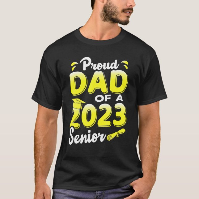Camiseta Proud Dad Of A 2023 Senior Funny Graduation_2 (Frente)