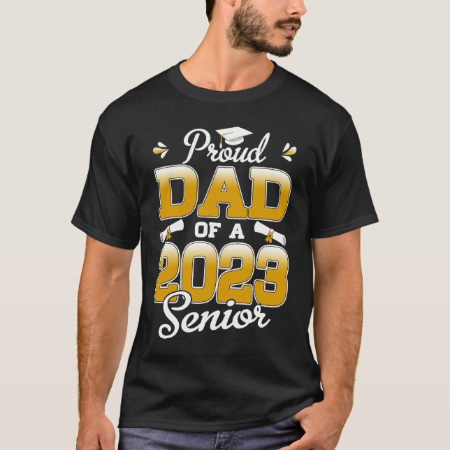 Camiseta Proud Dad of a 2023 Senior Graduation Her Him High (Frente)