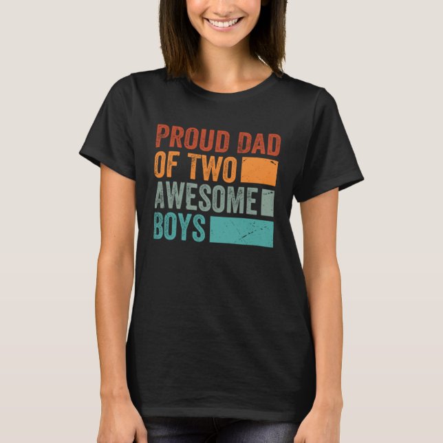 Camiseta Proud Dad of Two Awesome Boys   Father s Day  13 (Frente)
