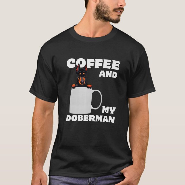 Camiseta Proud Dobie Mãe Pai Doberman Mug Um Café E Meu D (Frente)