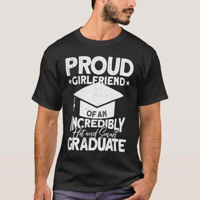 Camiseta Proud Girlfriend Of An Incredibly Hot And Smart Gr (Frente)
