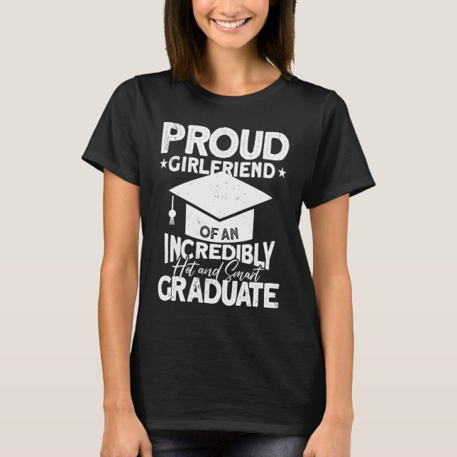 Camiseta Proud Girlfriend Of An Incredibly Hot And Smart Gr (Frente)